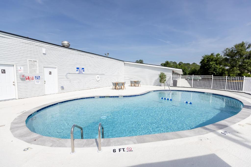 una grande piscina di fronte a un edificio di Oneway Brunswick a Brunswick