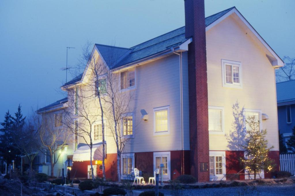 富士河口湖的住宿－邁爾林基旅館，一座红砖大房子