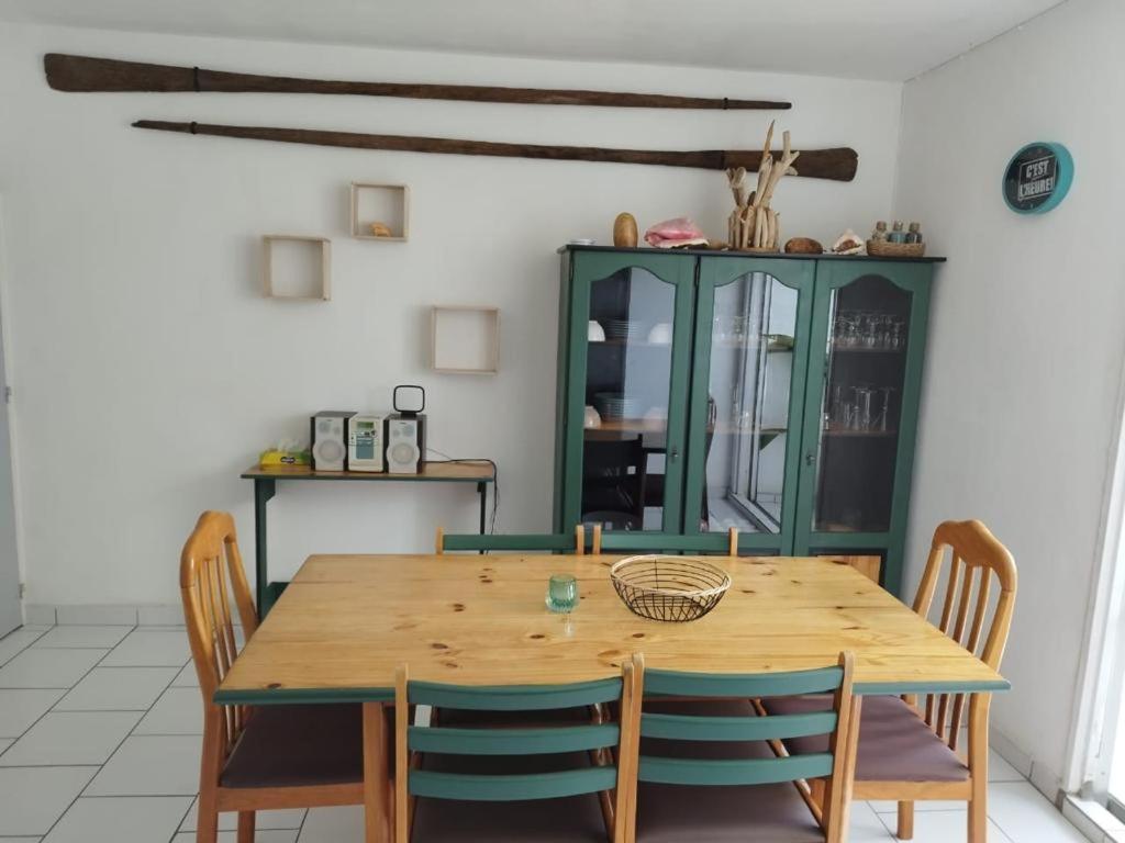 - une salle à manger avec une table et des chaises en bois dans l'établissement APPARTEMENT 2 CHAMBRES A POINTE A PITRE, à Pointe-à-Pitre