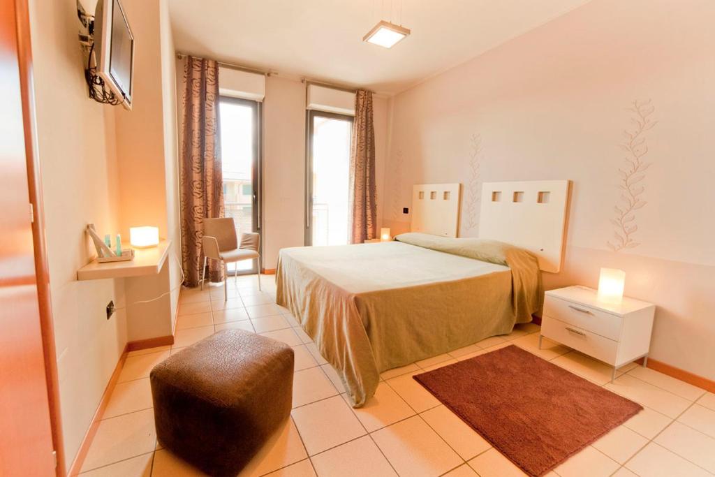 Tempat tidur dalam kamar di Agorà Hotel