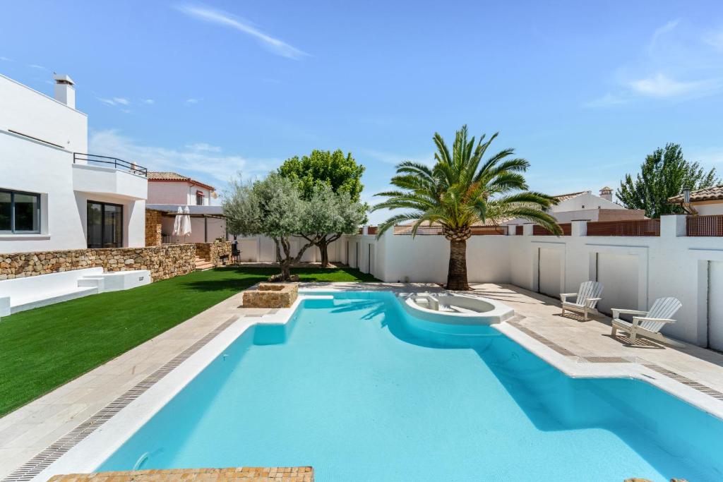 - une piscine dans l'arrière-cour d'une maison dans l'établissement Villa Mateos, à Ronda