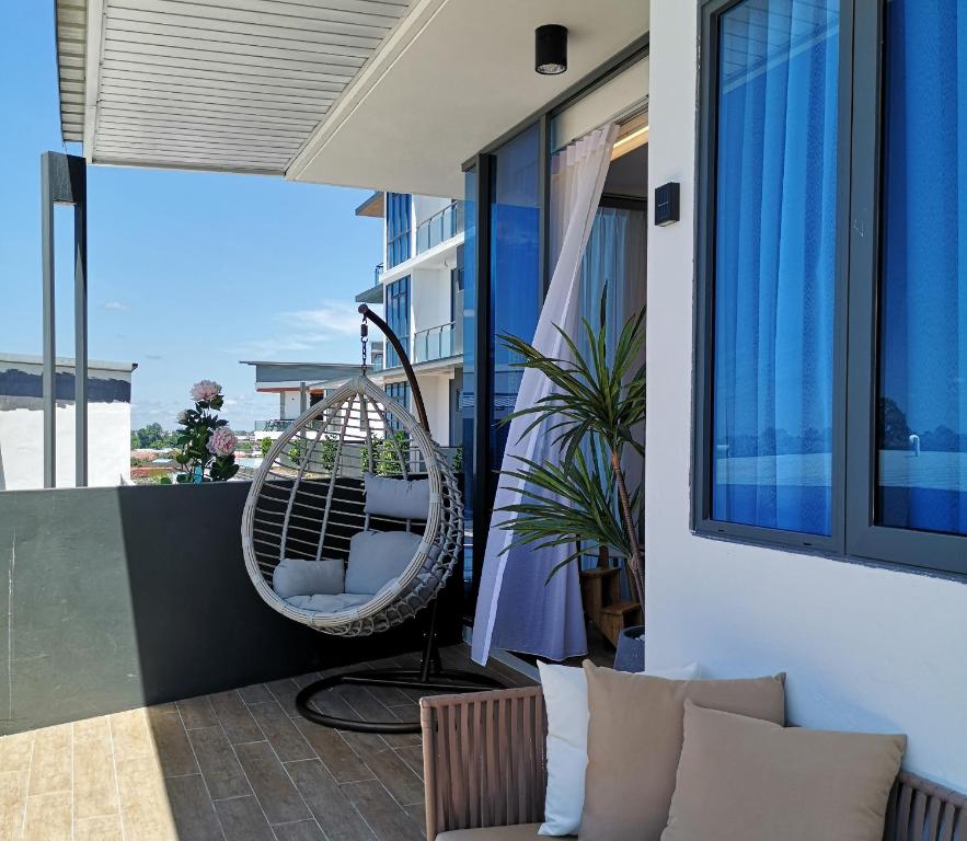 Hanns Spacious Balcony&SwimPool with FREE Netflix-6pax في سيبو: أرجوحة على شرفة المنزل