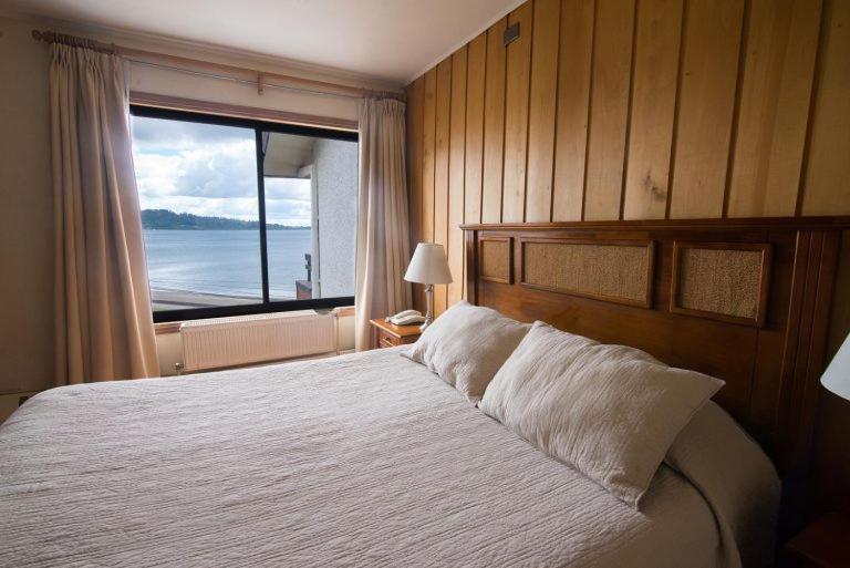 Postel nebo postele na pokoji v ubytování Hotel Terrazas del Lago