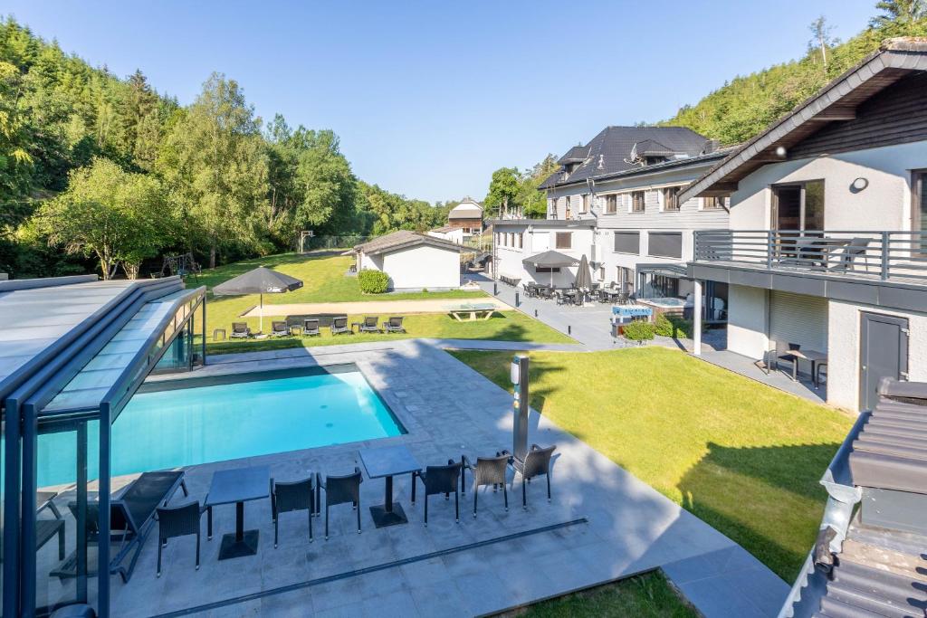 eine Luftansicht eines Hauses mit Pool in der Unterkunft Hotel Val de l'Our in Burg-Reuland