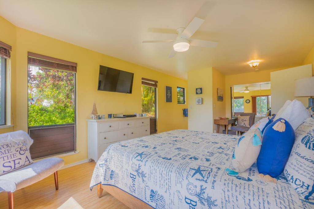 Postel nebo postele na pokoji v ubytování Hanalei Bay Villa Cottage 2Br 2Ba with Mountain Views HBV24