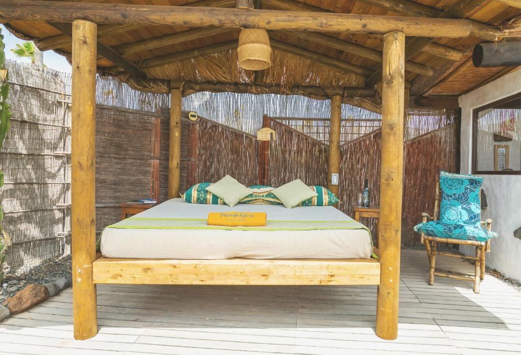 Zdjęcie z galerii obiektu Finca De Arrieta Village - Yurts and Stone Cottages - Shared Pool - Walking distance to Arrieta Beach - Off Grid w mieście Tabayesco