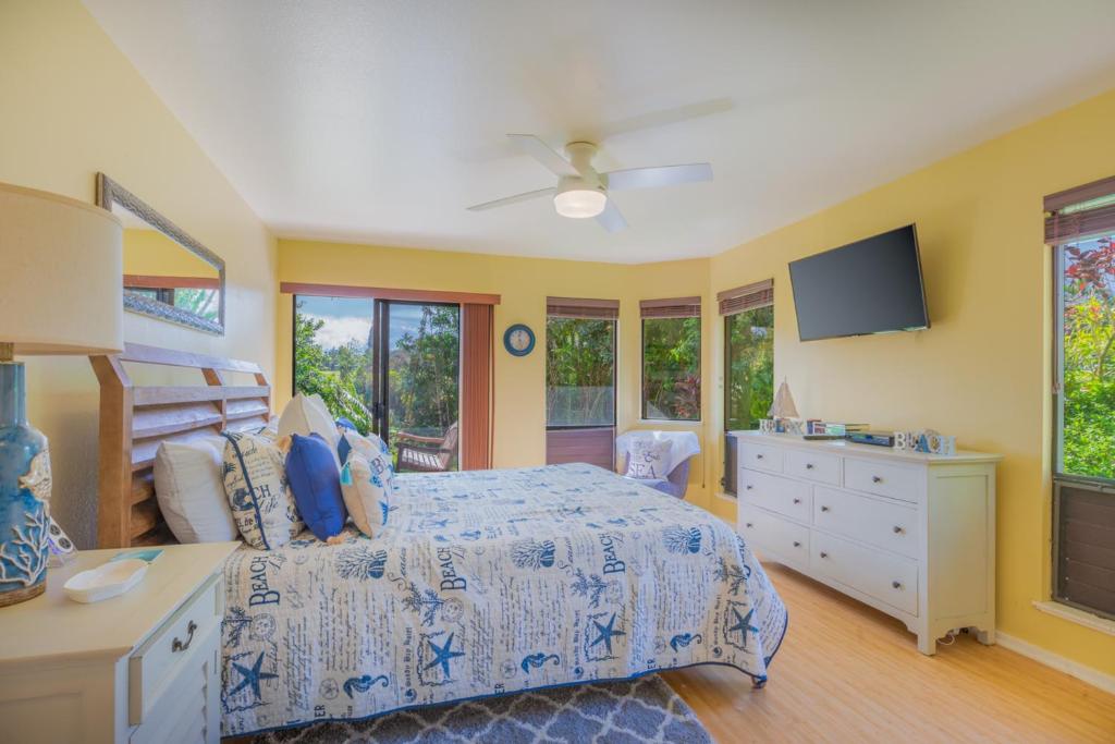 Postel nebo postele na pokoji v ubytování Hanalei Bay Villa Cottage 2Br 2Ba with Mountain Views HBV24