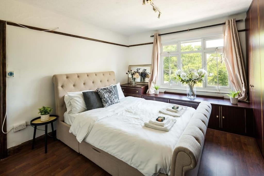 Foxter Properties Golders Green 4bedroom house with patio, London