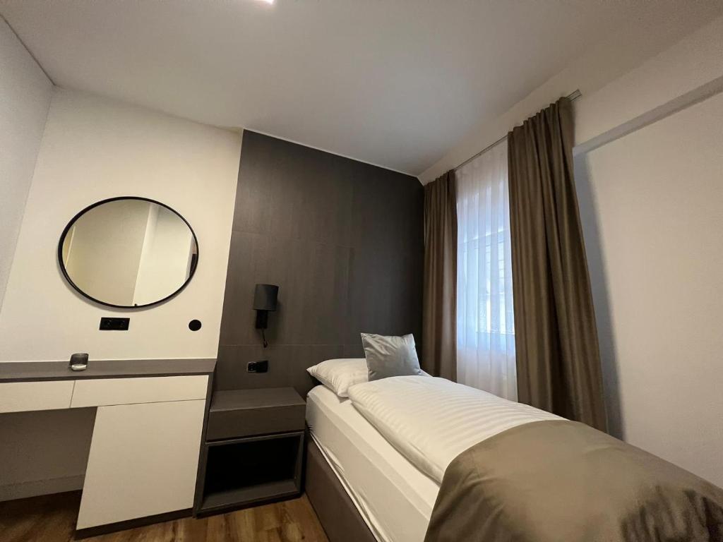 Postel nebo postele na pokoji v ubytování Hotel Harmshof Bispingen
