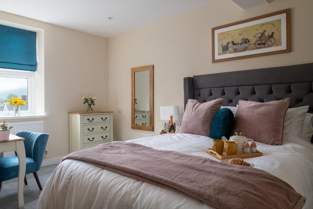 um quarto com uma cama, uma mesa e um espelho em NEW Romantic, dog friendly hideaway, Snowdon views em Caernarfon