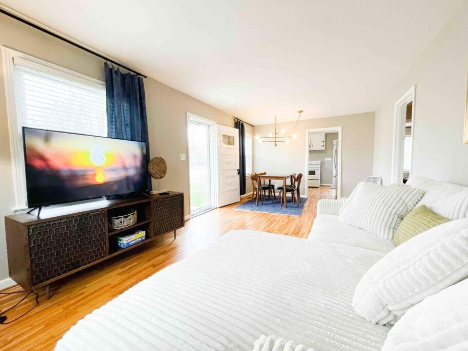 uma sala de estar com 2 camas e uma televisão de ecrã plano em Entire Home in Gallatin - 29mi to Downtown Nashville or Lyft em Gallatin