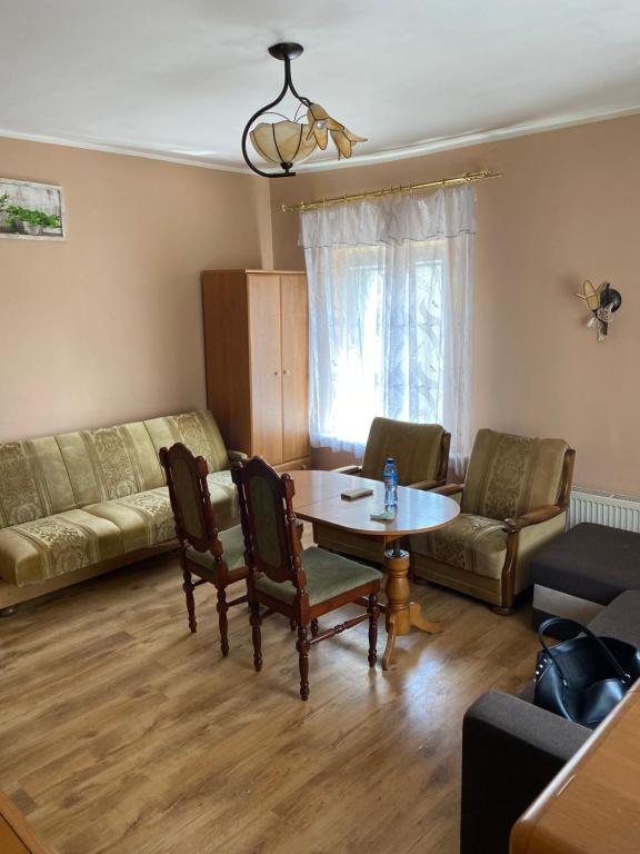 グダニスクにあるMieszkanie Strajku Dokerów 2 lok 5のリビングルーム(テーブル、椅子、ソファ付)