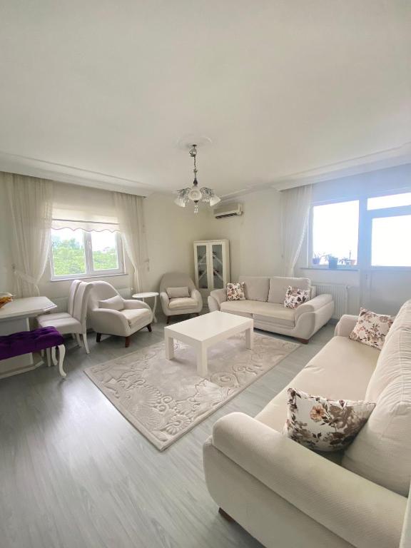 un soggiorno bianco con divani e tavolo di Tosunoğlu Home ad Akyazı