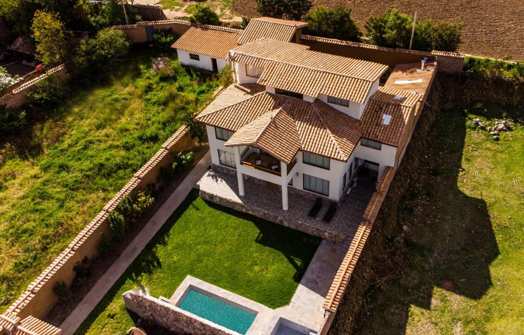 uma vista aérea de uma casa com piscina em Villas de Yanahuara em Ollantaytambo