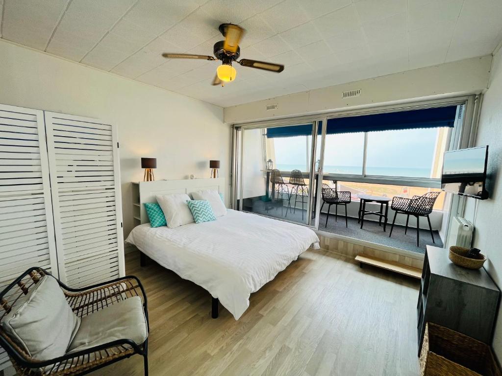 une chambre avec un lit et une vue sur l'océan dans l'établissement Studio panoramique océan du Marina, à Saint-Jean-de-Monts