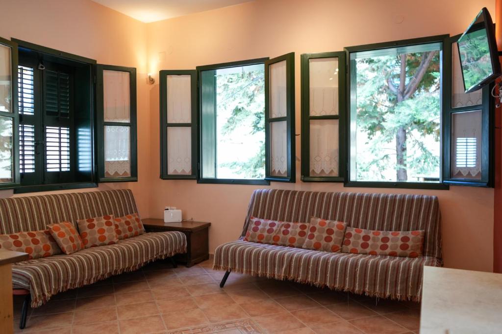 A seating area at N1 Sokaki Apartment Nafplio