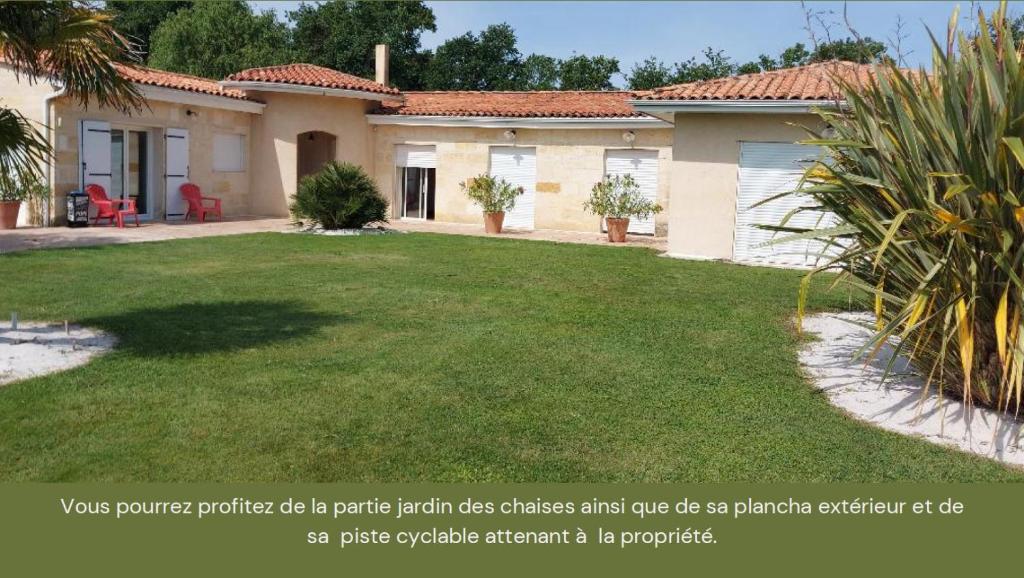 une grande cour avec une maison avec une cour dans l'établissement Mignon petit appartement indépendant, à Mérignac