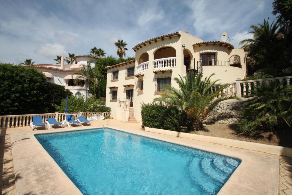Villa con piscina frente a una casa en Kanky 6 - modern, well-equipped villa with private pool in Benissa coast en Benissa