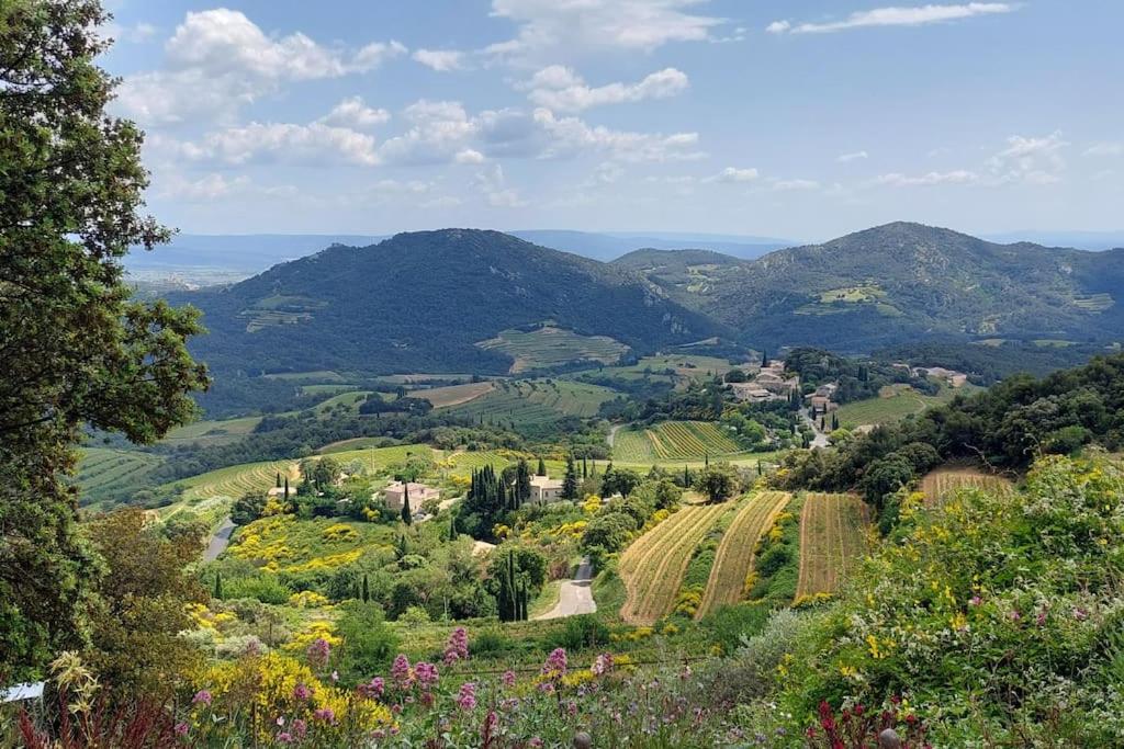 une vue d'une vallée avec des montagnes en arrière-plan dans l'établissement Situation exceptionnelle, villa Labori, luxueuse, à Suzette