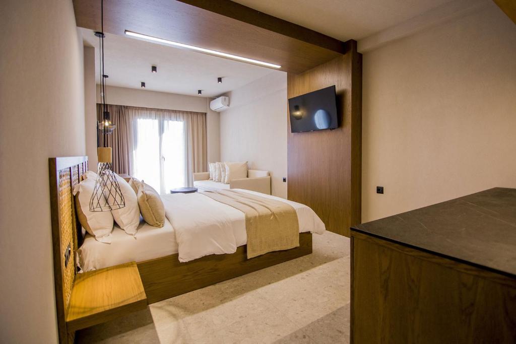 sypialnia z dużym łóżkiem i oknem w obiekcie Kasta Beach Hotel w mieście Ofrynio