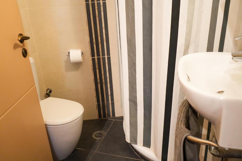 A bathroom at N1 Sokaki Apartment Nafplio