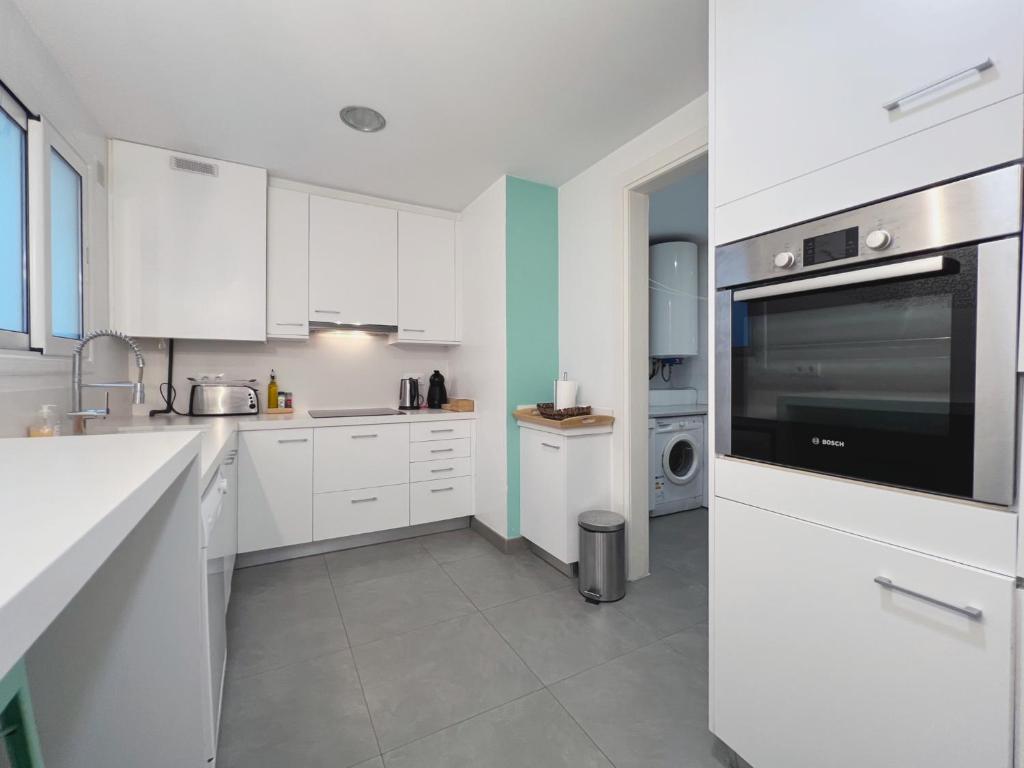 Kuchyň nebo kuchyňský kout v ubytování Stay U-nique Apartments Roger Llúria