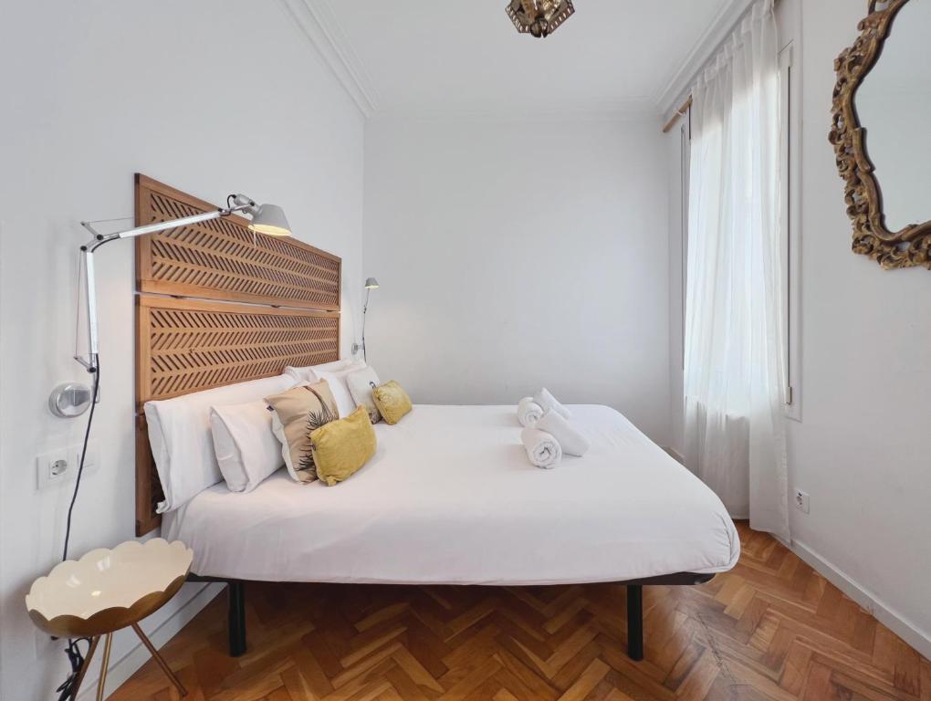 Postel nebo postele na pokoji v ubytování Stay U-nique Apartments Roger Llúria