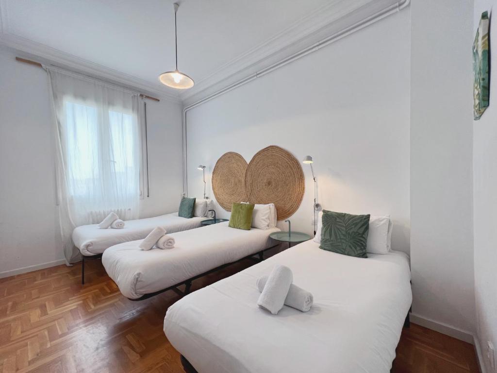 Postel nebo postele na pokoji v ubytování Stay U-nique Apartments Roger Llúria