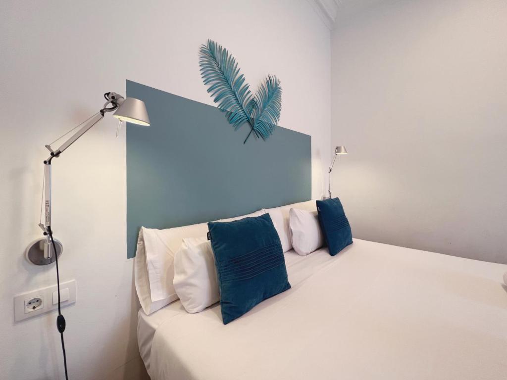 Postel nebo postele na pokoji v ubytování Stay U-nique Apartments Roger Llúria
