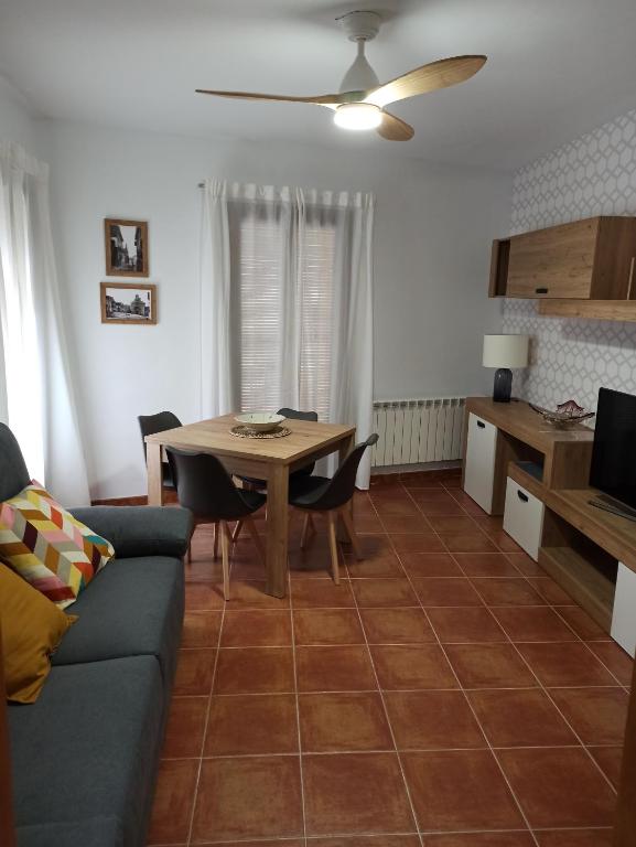 uma sala de estar com uma mesa e um sofá em Apartamento rural Ca La Rumbeta en La Fresneda em La Fresneda