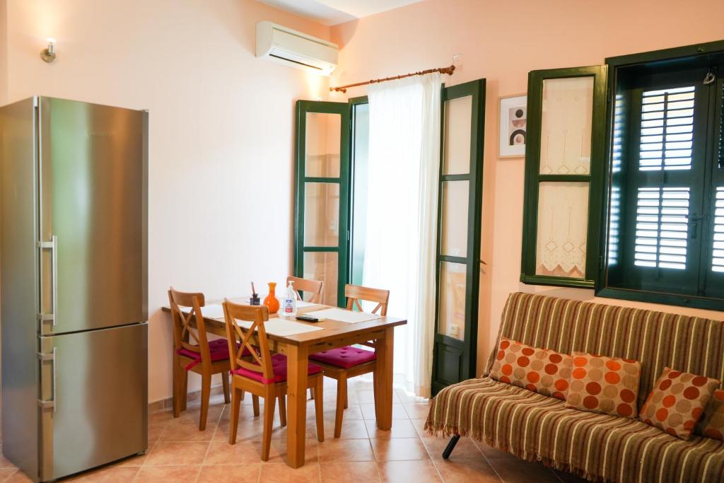 A seating area at N1 Sokaki Apartment Nafplio