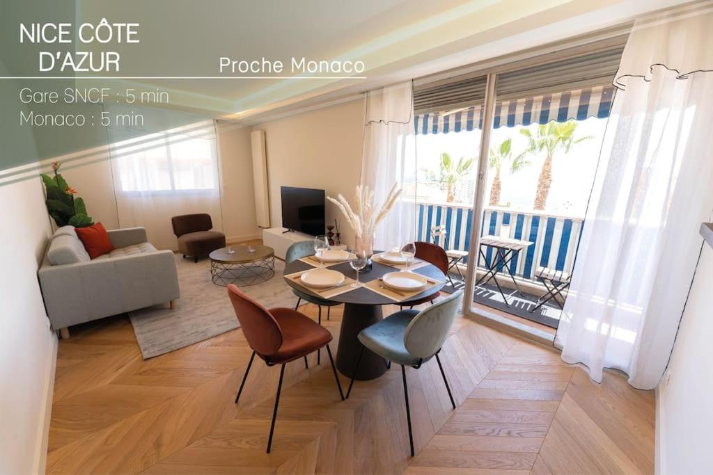 ein Wohnzimmer mit einem Tisch und Stühlen in der Unterkunft Joli 3P vue mer Beausoleil, très proche Monaco in Beausoleil