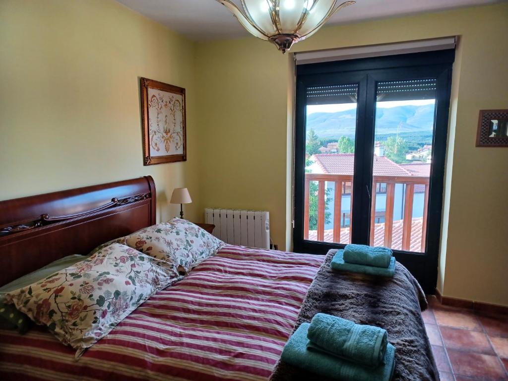 A bed or beds in a room at La Libélula de Gredos