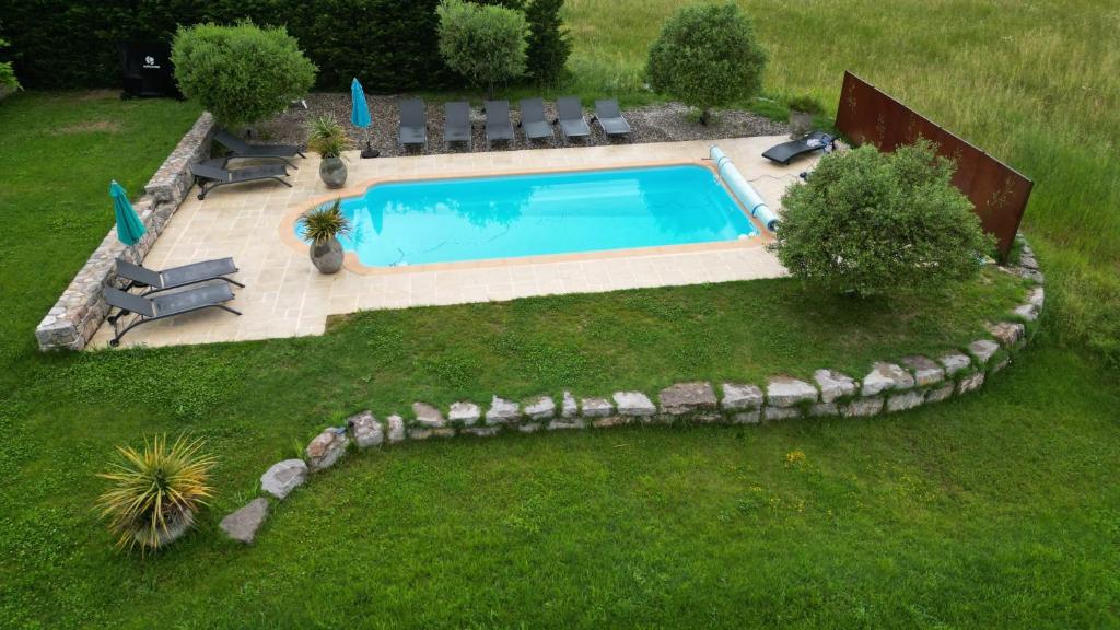 een uitzicht over een zwembad in een tuin bij Mas provençal les vanades in Aups