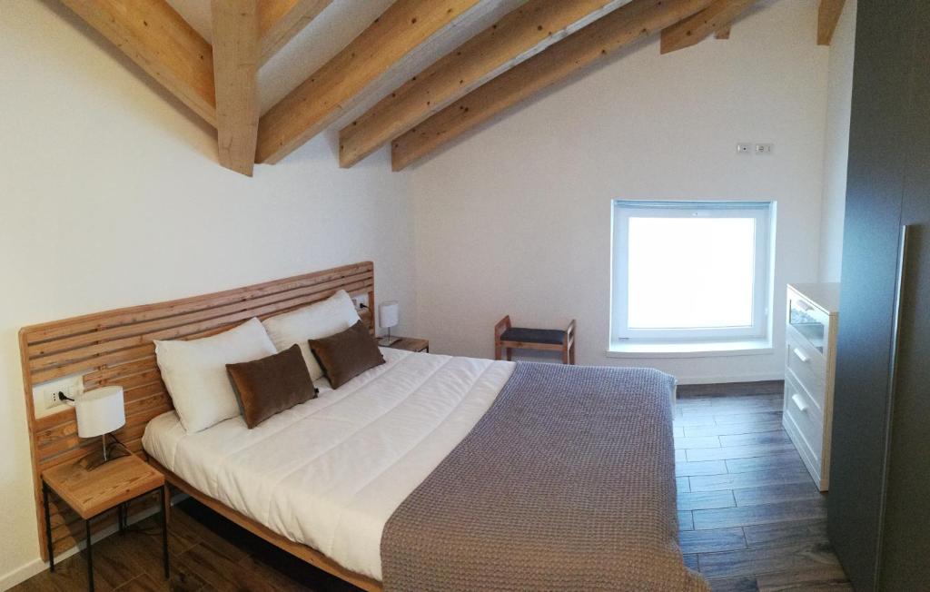 - une chambre avec un grand lit et une fenêtre dans l'établissement Casa Carmen, à Molina di Ledro