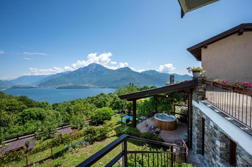 Elle comprend un balcon offrant une vue sur le lac et les montagnes. dans l'établissement Agribenessere Brenzio, à Consiglio di Rumo