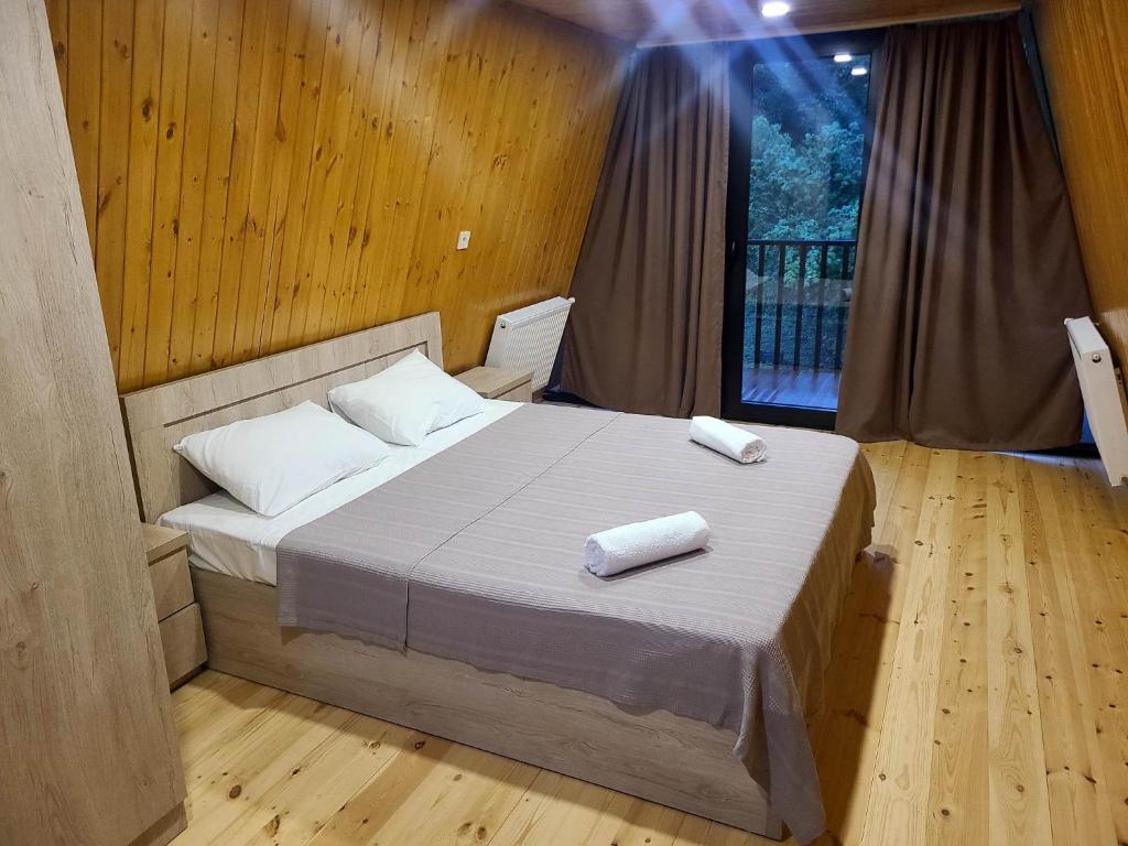 een slaapkamer met een bed met twee handdoeken erop bij Diamond's Cottages in Lagodekhi