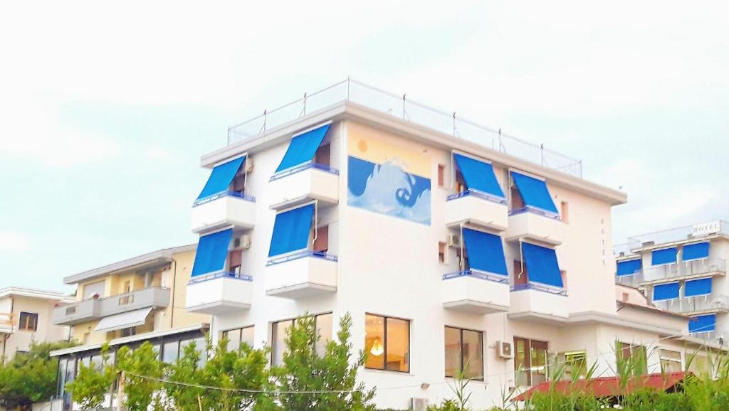 Bild eines Gebäudes mit blauen Fenstern in der Unterkunft Hotel Mare Blu in Pineto