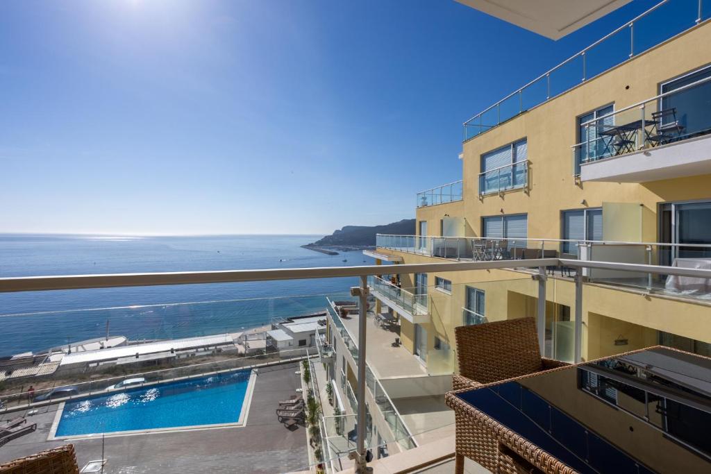 - un balcon offrant une vue sur l'océan dans l'établissement Janelas de Zimbra - Lovely Apartment with Pool and Sea View, à Sesimbra