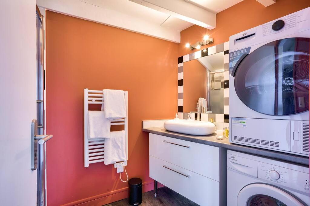 a laundry room with a washing machine and a washer at Appartement 2 chambres proche gare de Bordeaux in Bordeaux