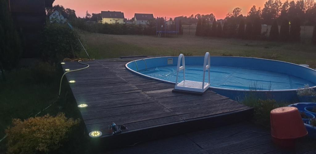 Bazén v ubytování Domek Holenderski Sobącz nebo v jeho okolí