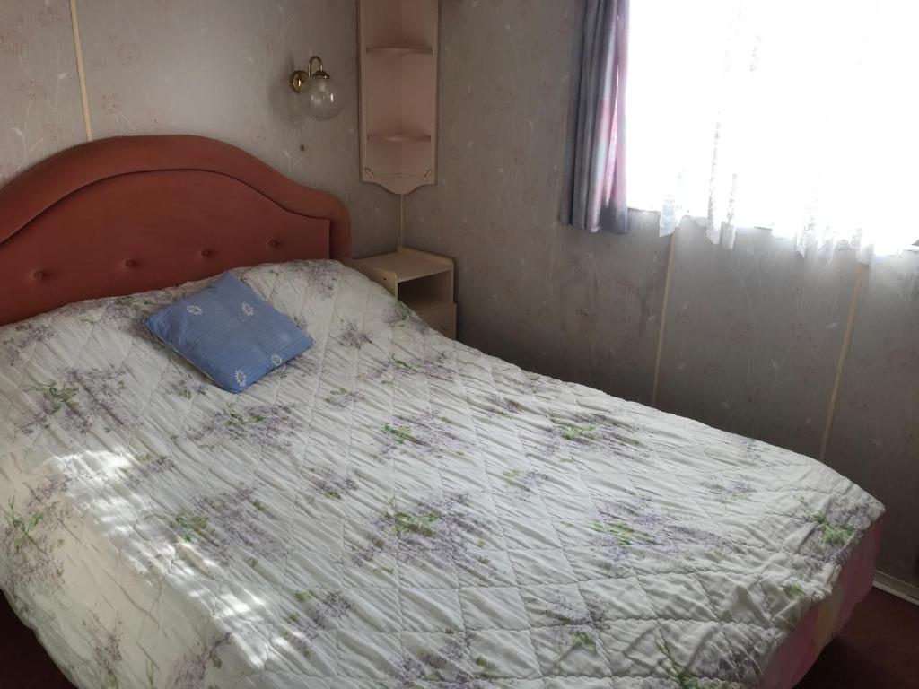Postel nebo postele na pokoji v ubytování Domek Holenderski Sobącz