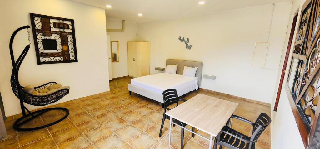 een kamer met een bed en een tafel en stoelen bij One Bedroom Apartment Near the Beach in Jan Thiel