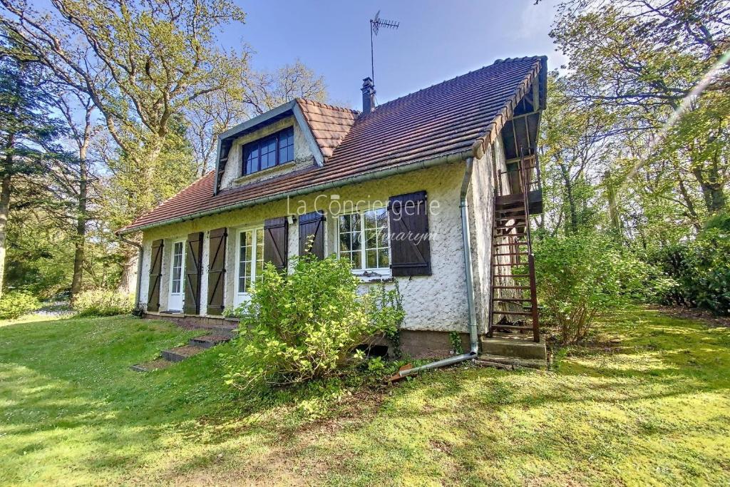 an old house with a staircase in the yard at BG32 - Mer & Bois de Cise Maison individuelle avec grand jardin in Ault