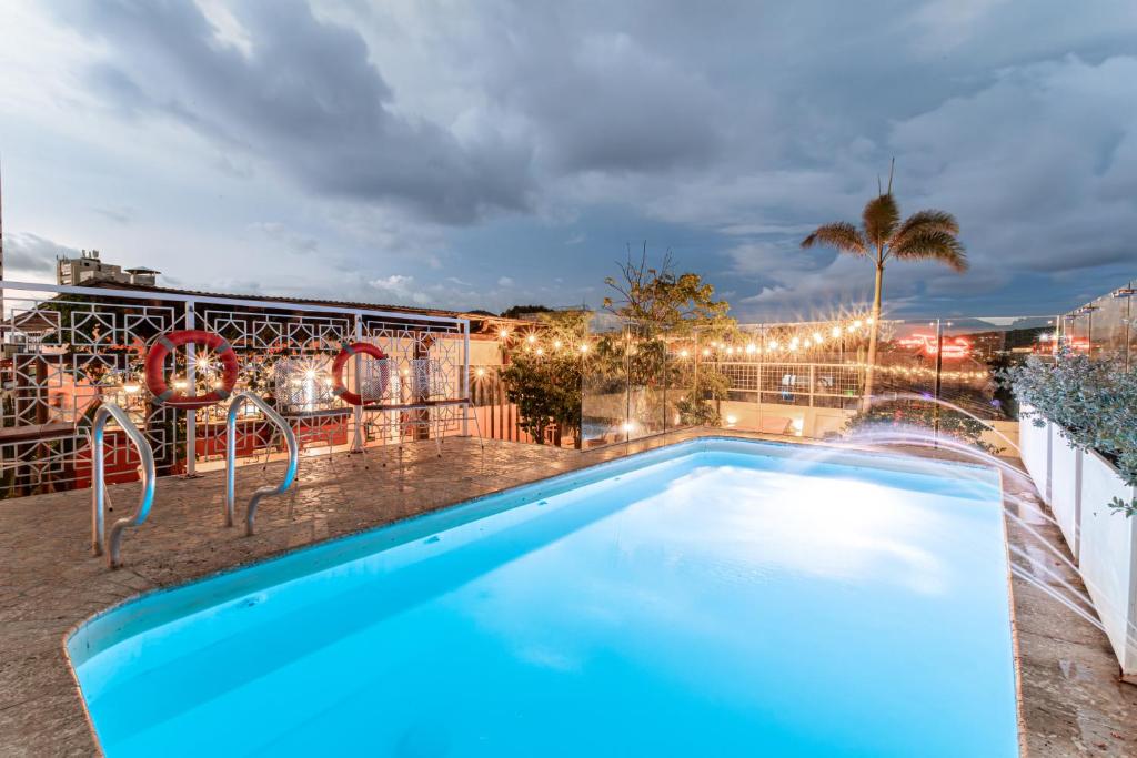 a swimming pool in the middle of a yard at Soy Local Insignia in Cartagena de Indias