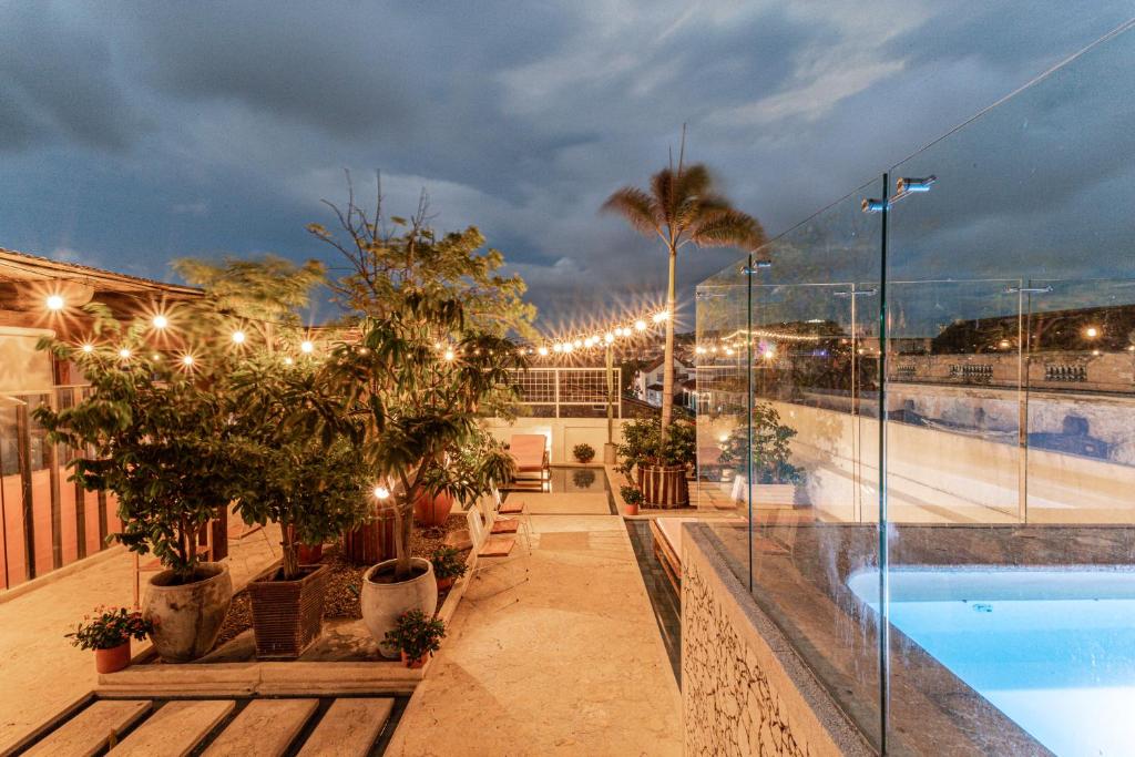 een gebouw met een zwembad en een gebouw met verlichting bij Soy local insignia in Cartagena