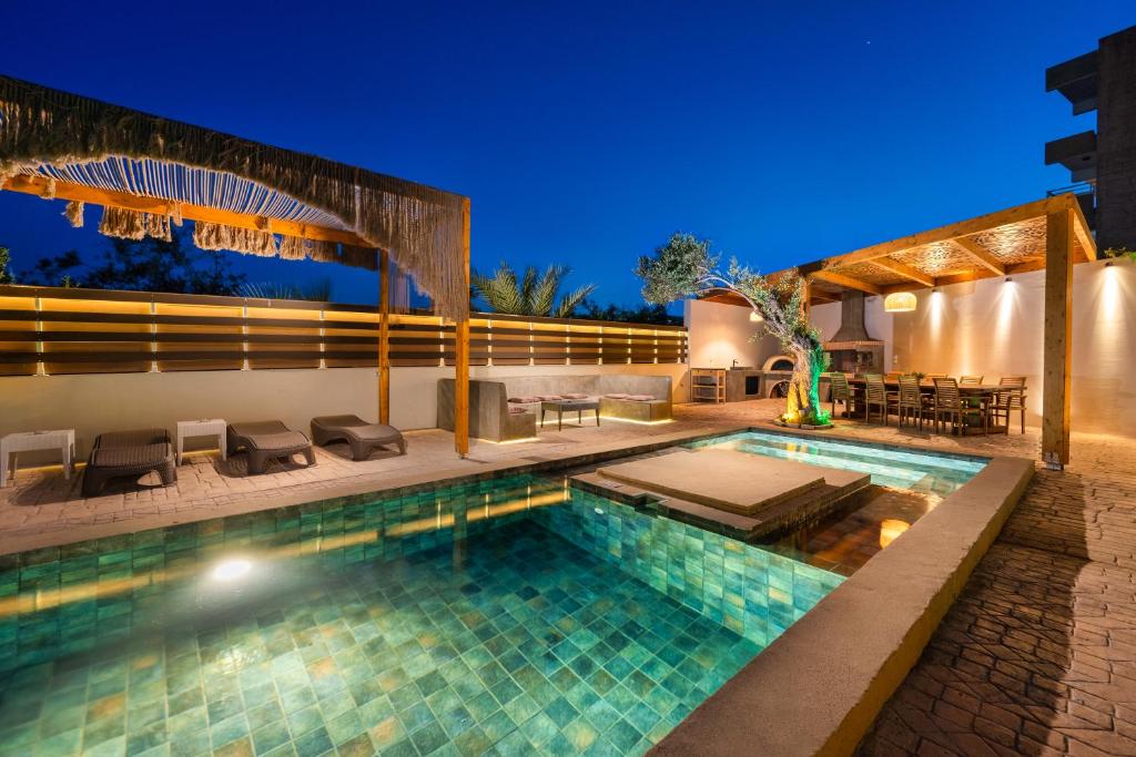 ein Schwimmbad in der Mitte eines Hauses in der Unterkunft Afantou Golf Luxury Villa in Afandou
