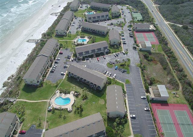 vista aerea di un parcheggio vicino alla spiaggia di Summerhouse 101 a St. Augustine