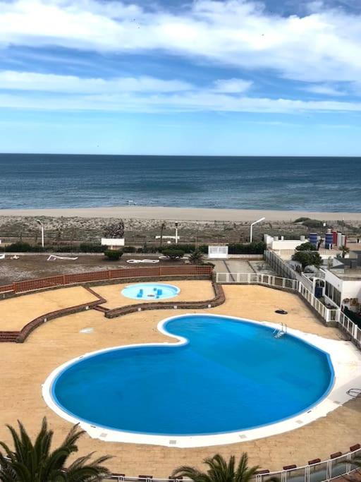 - une grande piscine à côté de la plage dans l'établissement Super t 3, vue mer piscine clim, au Barcarès