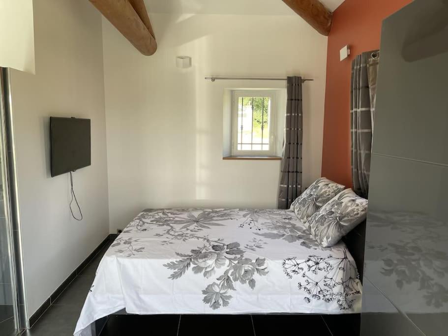 - une chambre avec un lit et une fenêtre dans l'établissement Villa en Provence, à Rians